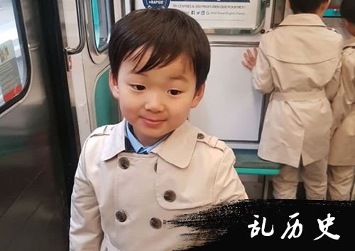 宋家三胞胎近照曝光 大韩民国万岁变风衣少年