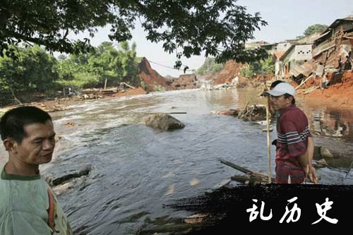 印尼蓄水湖大坝决堤