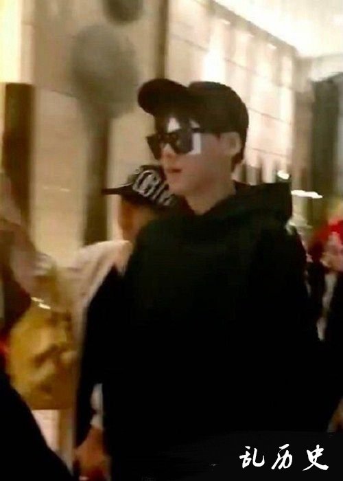 李易峰眼蒙纱布引粉丝担忧 新剧将于明日开机