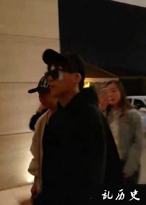 李易峰眼蒙纱布引粉丝担忧 新剧将于明日开机