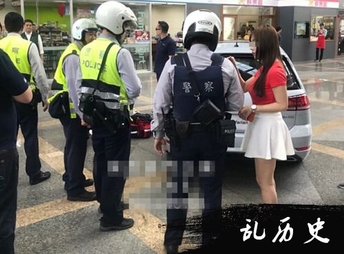 台湾女模周盈欣和警察交谈