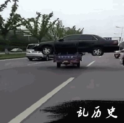 三轮车扛报废轿车路上飞奔