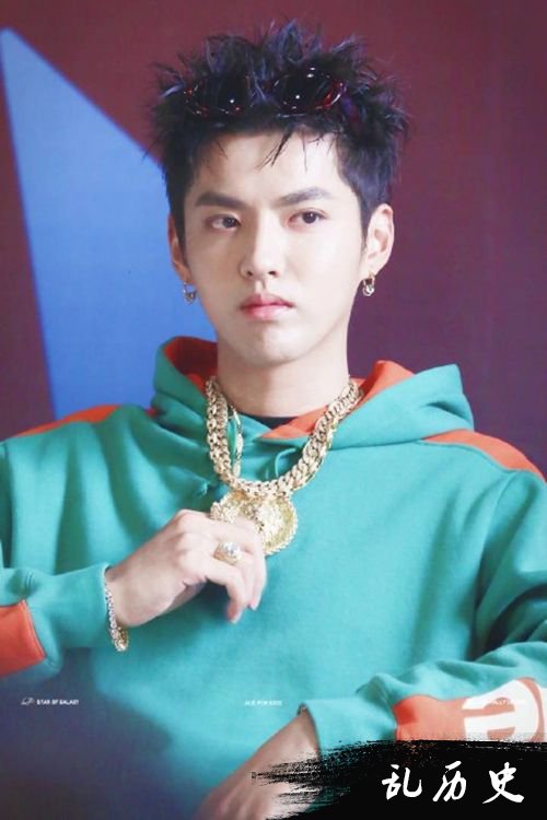 吴亦凡戴金链子