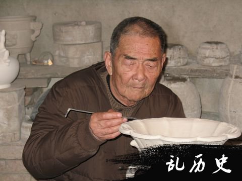 中国陶瓷艺术大师晋佩章逝世(todayonhistory.com)