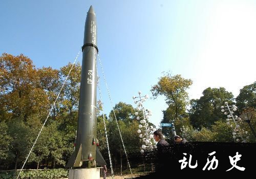 “东风二号”导弹在酒泉发射场点火升空(TodayOnHistory.com)