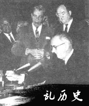 美国总统约翰逊签署民权法案(todayonhistory.com)